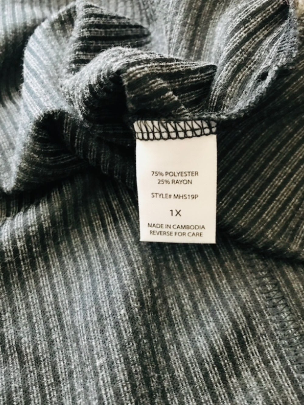 2/$29 Andree By Unit short sleeve knit top 1X grey - Picture 4 of 6